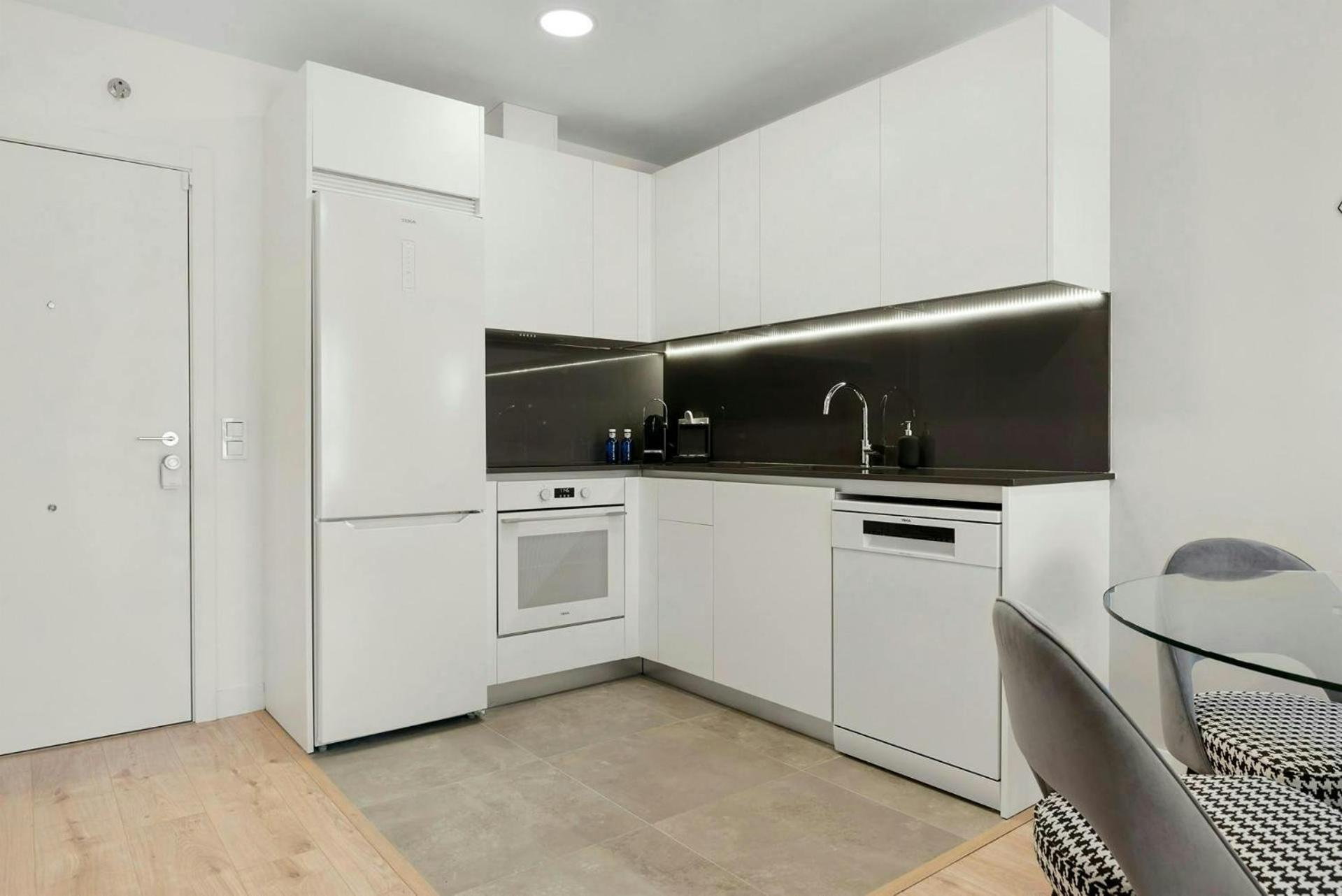Eye Pool & Parking Free Apartment