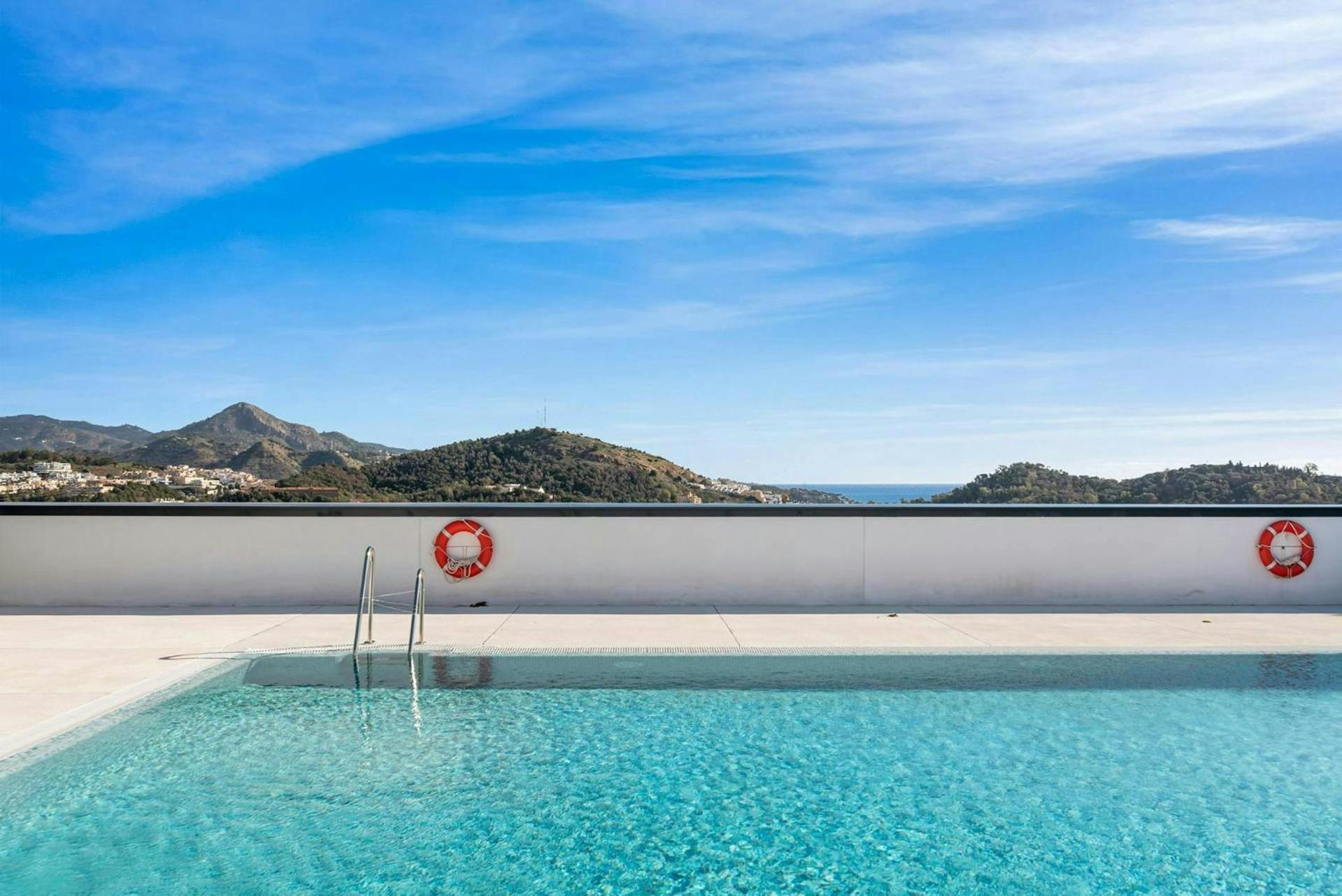 Eye Pool & Parking Free